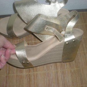 LUCKY Brand  Gold  Leather  Sandals    Size 8M  NWOB